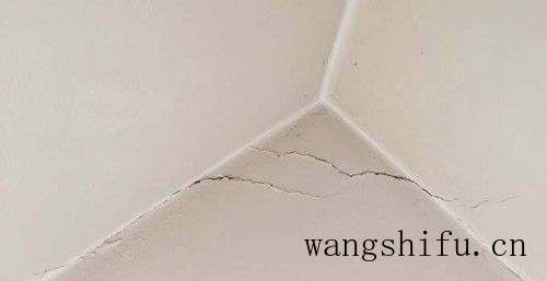 墙面开裂是什么原因造成的？（房屋墙面开裂是什么原因造成的）