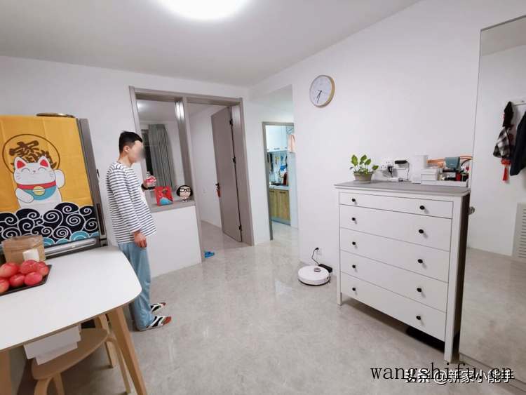 这是我见过最极简的装修，全屋大白墙，不做吊顶，一家三口很幸福