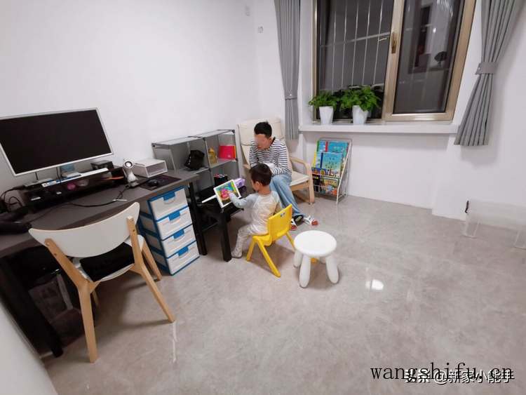 这是我见过最极简的装修，全屋大白墙，不做吊顶，一家三口很幸福
