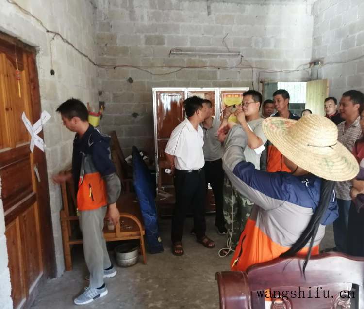 里当瑶族乡举行易地扶贫搬迁可不拆除旧房产权收归村集体试点活动